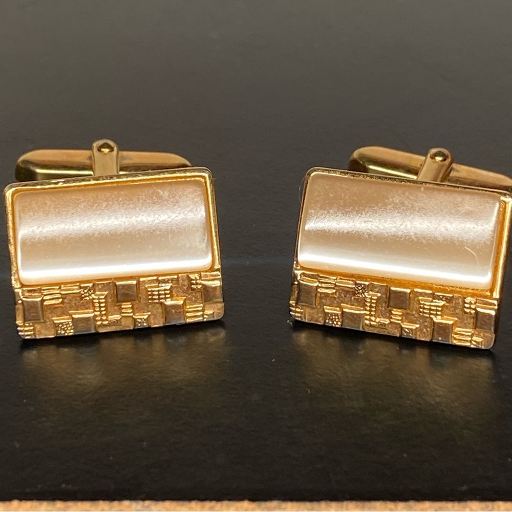 3📚/$25 -Vintage Gold Tone Cuff Links Nugget design Germany 1980’s
